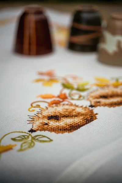 PN-0147426 Набір для вишивання хрестом (скатертина) Vervaco Hedgehogs and autumn leaves "Їжачки та осіннє листя" 1073745 фото